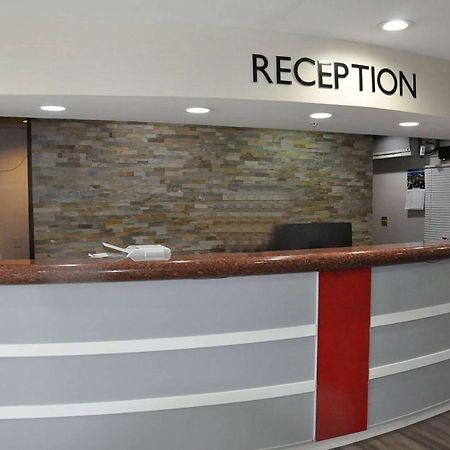 Hotel Ramada By Wyndham Abbotsford Exterior foto