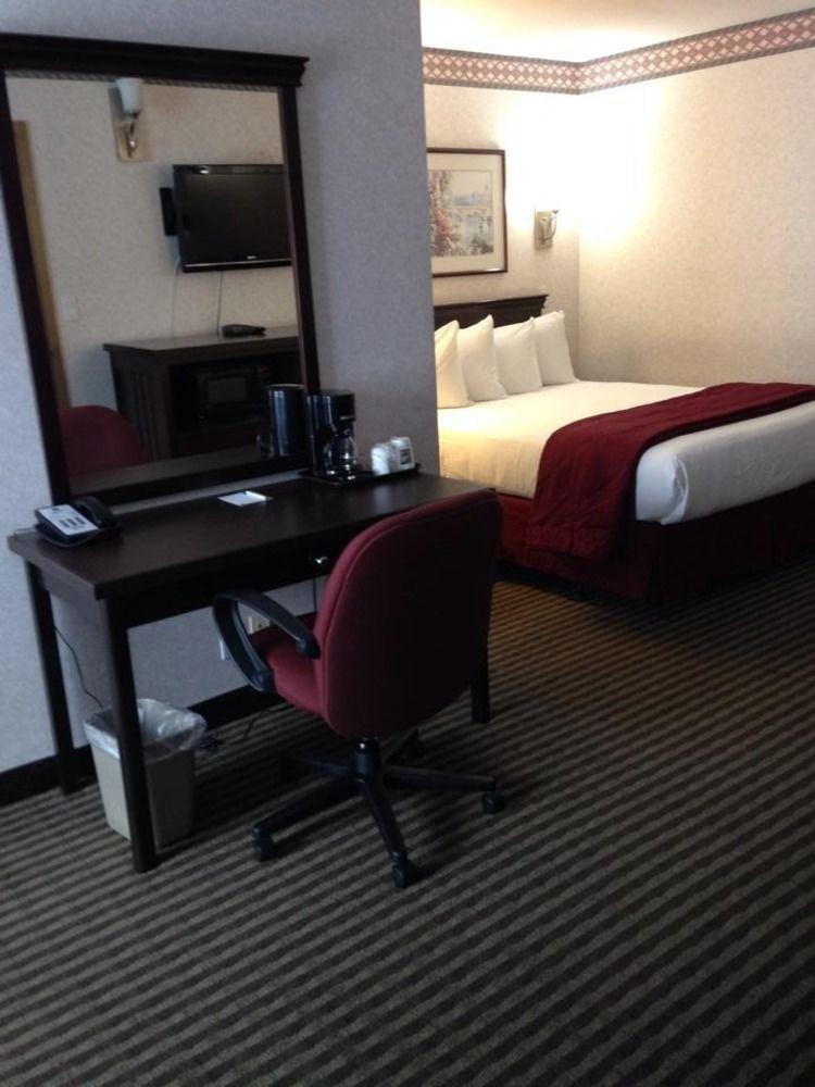 Hotel Ramada By Wyndham Abbotsford Exterior foto
