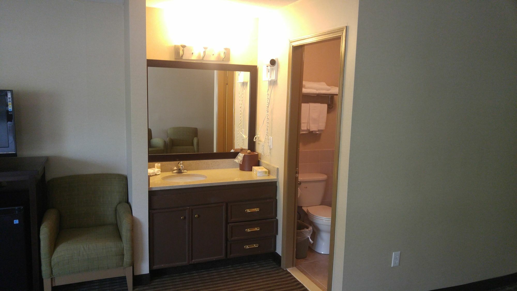 Hotel Ramada By Wyndham Abbotsford Exterior foto