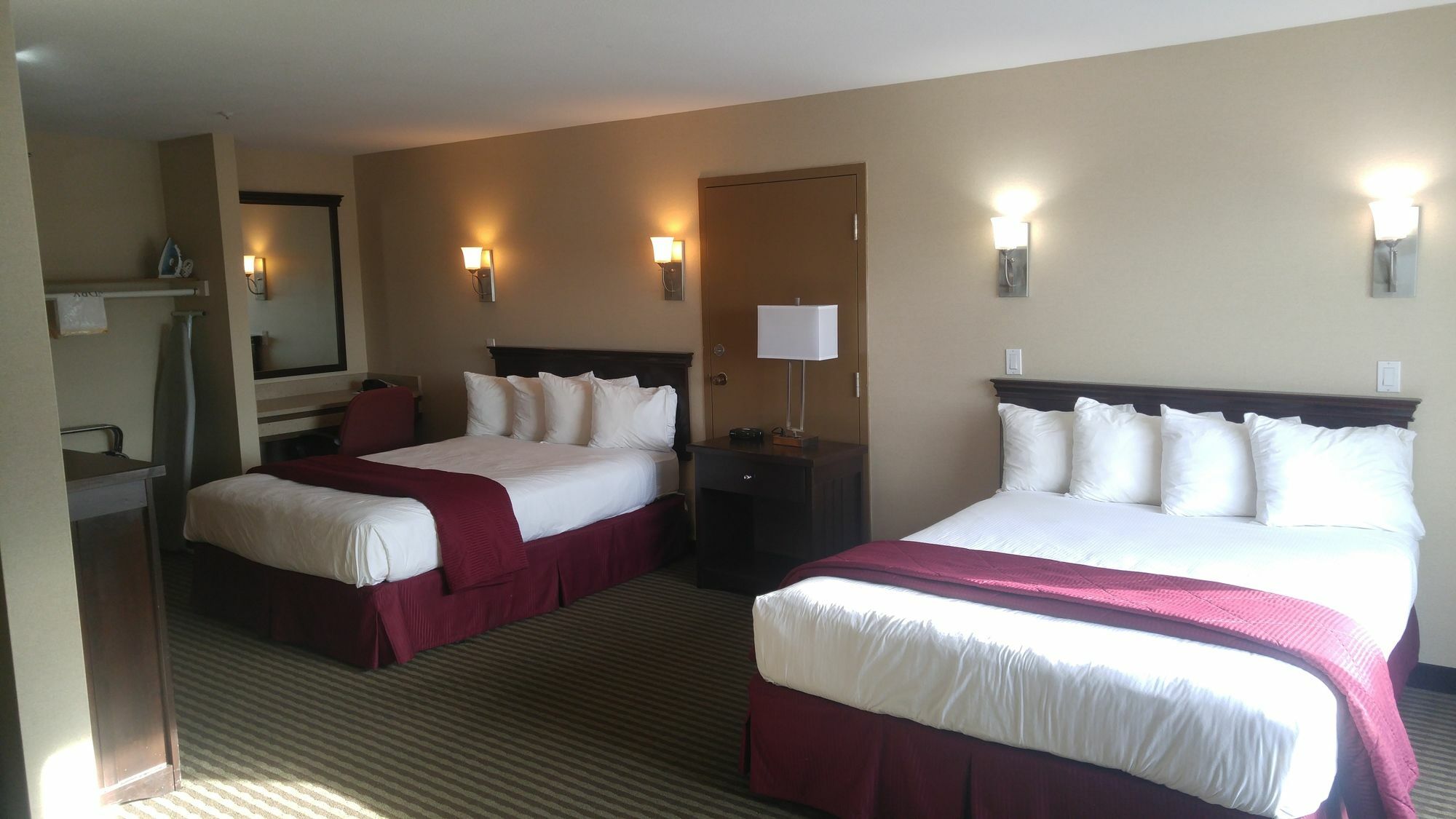 Hotel Ramada By Wyndham Abbotsford Exterior foto