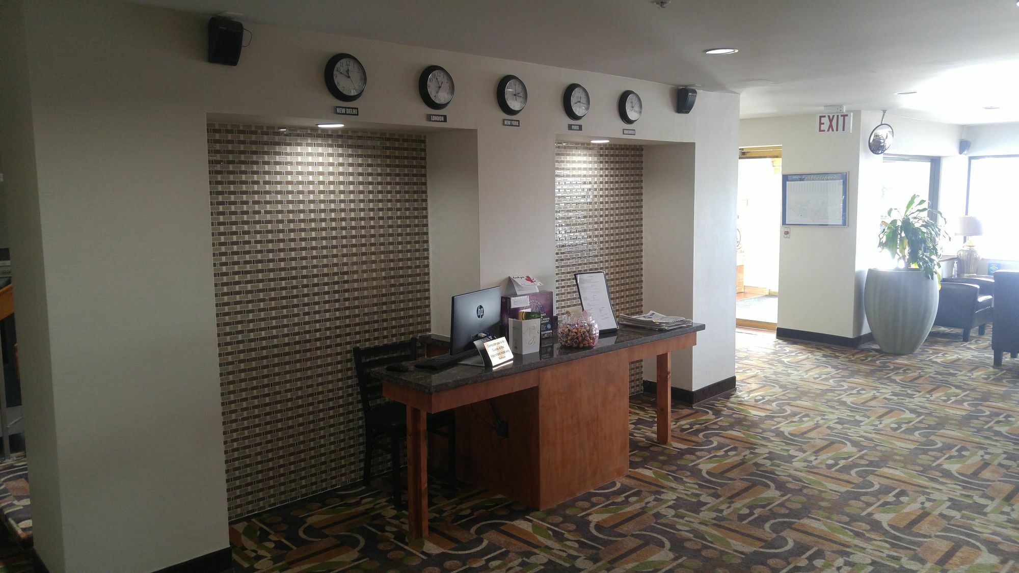 Hotel Ramada By Wyndham Abbotsford Exterior foto